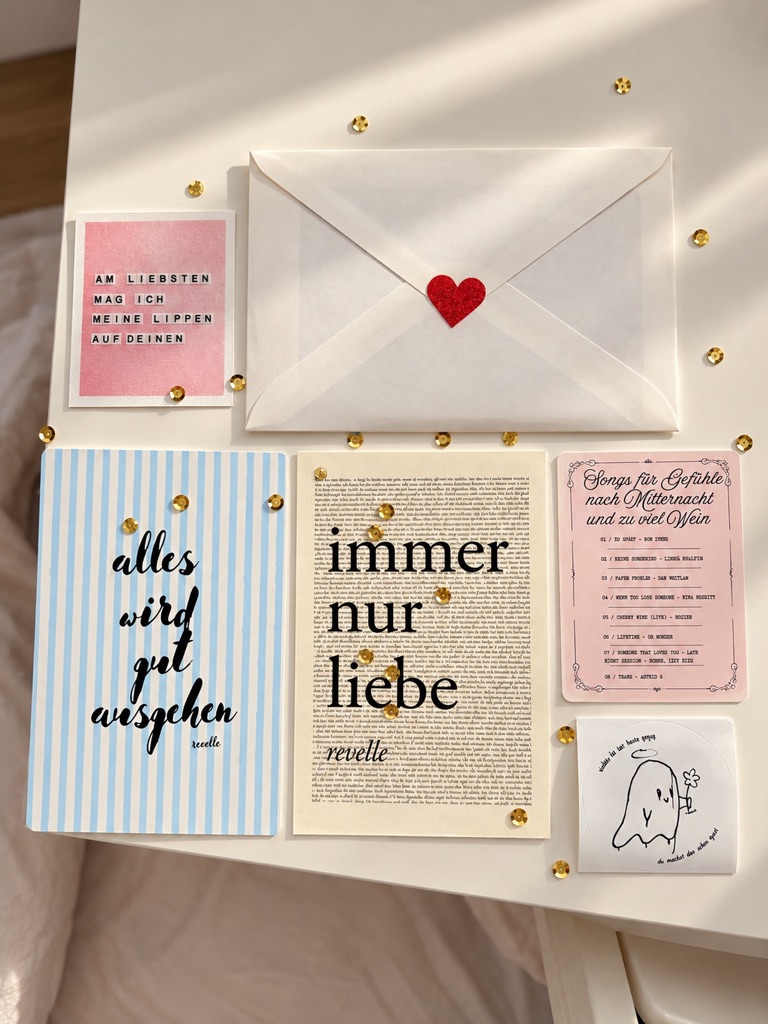 briefset auf weißem tisch: umschlag, karten und sticker