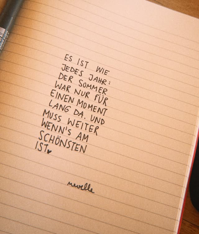 liniertes notizheft mit einem handschriftlichen satz über den sommer